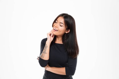 Genç Asyalı Bayan Beyaz arka plan üzerinde izole ayakta gülüyor