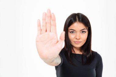 Ciddi küçük Asya hanım dur jest gösterilen konsantre