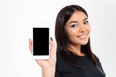 Neşeli genç Asyalı kadın cep telefonu görüntüsünü gösterilen