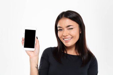 Neşeli genç Asyalı kadın cep telefonu görüntüsünü gösterilen