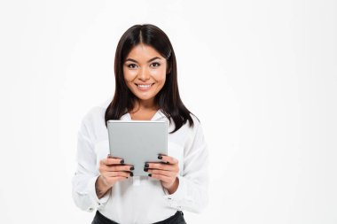 Mutlu küçük Asya hanım tablet bilgisayar tarafından sohbet