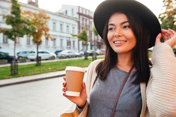 Mujer con estilo feliz sosteniendo taza de café —  Fotos de Stock