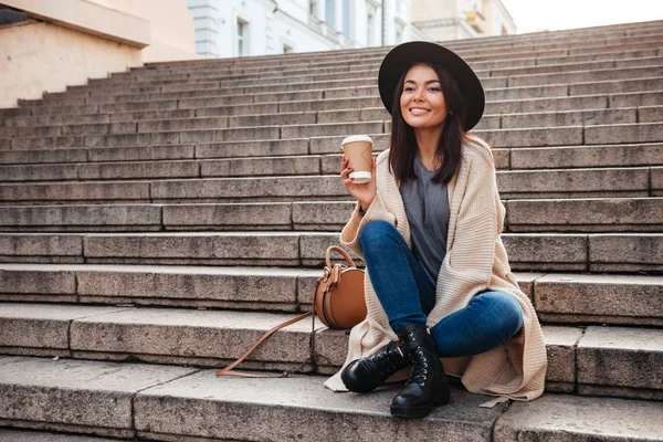 Retrato de uma mulher muito animado segurando xícara de café — Fotografia de Stock