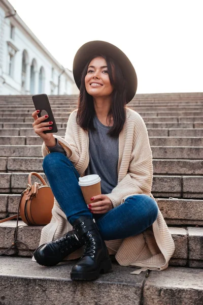 Retrato de uma mulher sorridente alegre mensagens de texto no telefone móvel — Fotografia de Stock