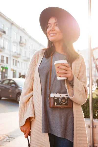 捧着咖啡杯的微笑时尚女人 — 图库照片