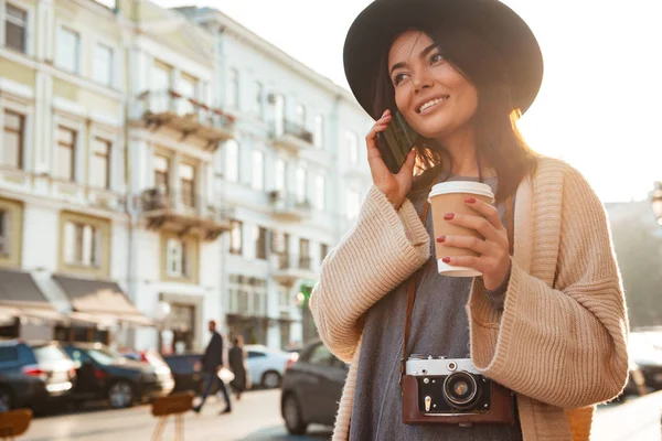 Retrato de uma mulher elegante alegre segurando xícara de café — Fotografia de Stock