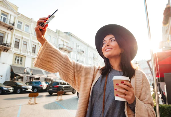 Portret wesoły ładny kobiety biorąc selfie — Zdjęcie stockowe