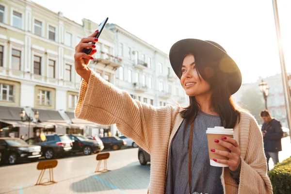 Ritratto di una bella donna sorridente che si fa un selfie — Foto Stock