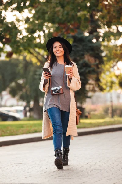 Décima foto completa de chica asiática bastante moderna sosteniendo teléfono inteligente —  Fotos de Stock