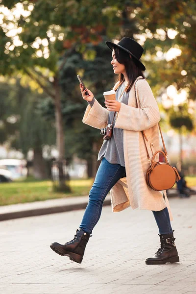 Moderna menina asiática usando smartphone e segurando takeaway café w — Fotografia de Stock