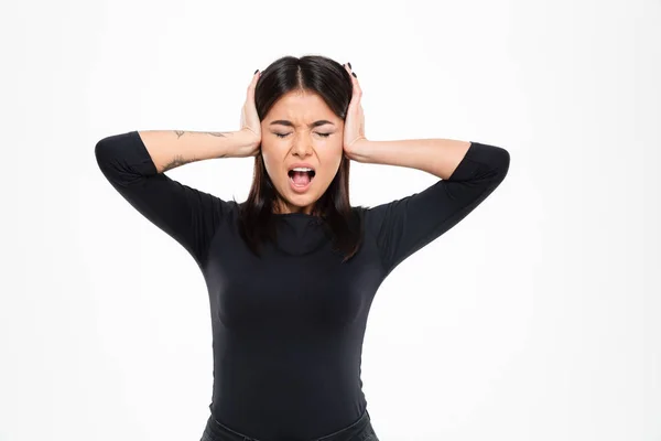 Close-up foto van jonge Aziatische vrouw met gesloten ogen schreeuwen w — Stockfoto