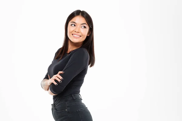 Крупным планом портрет элегантной улыбающейся азиатской женщины, стоящей с С — стоковое фото