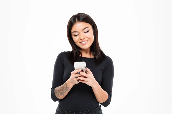 Sorrindo jovem asiático senhora conversando por telefone móvel. Olhando de lado . — Fotografia de Stock