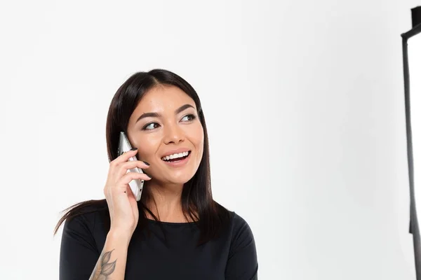 Feliz jovem asiático senhora falando por telefone móvel. Olhando de lado . — Fotografia de Stock