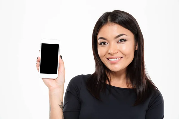 Wesoły młodych asian kobieta pokazuje na wyświetlaczu telefonu komórkowego — Zdjęcie stockowe