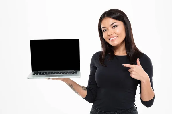 Happy young asian lady showing display of laptop computer — Stock Photo, Image