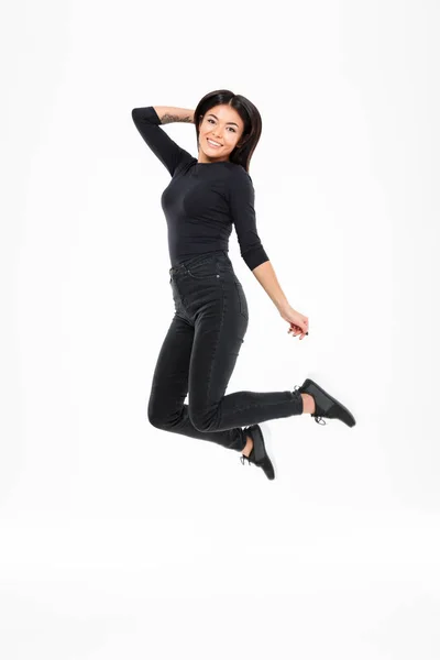 Sonriendo joven asiático mujer saltar — Foto de Stock