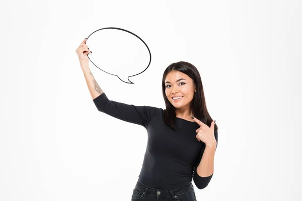 Alegre joven asiático mujer holding discurso burbuja . — Foto de Stock