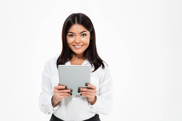 Glücklich junge asiatische Dame im Chat mit Tablet-Computer — Stockfoto