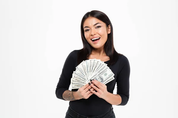Sourire jeune asiatique femme tenant de l'argent . — Photo