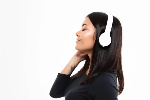 Joven asiática señora escuchando música con auriculares —  Fotos de Stock