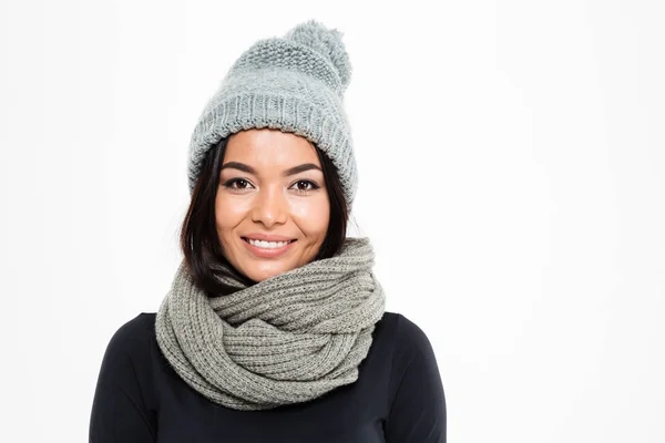 Sorridente giovane signora asiatica indossa caldo cappello e sciarpa — Foto Stock