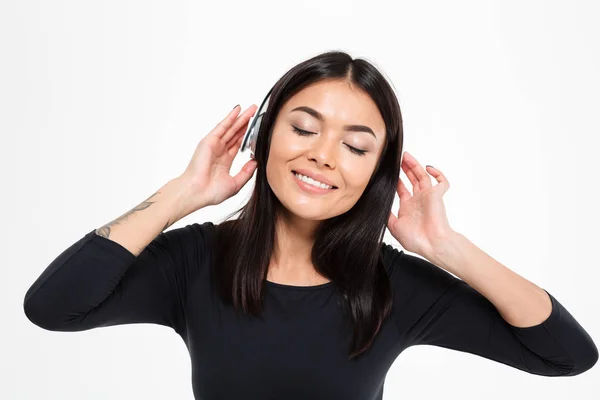 Lady lyssnar musik med hörlurar — Stockfoto
