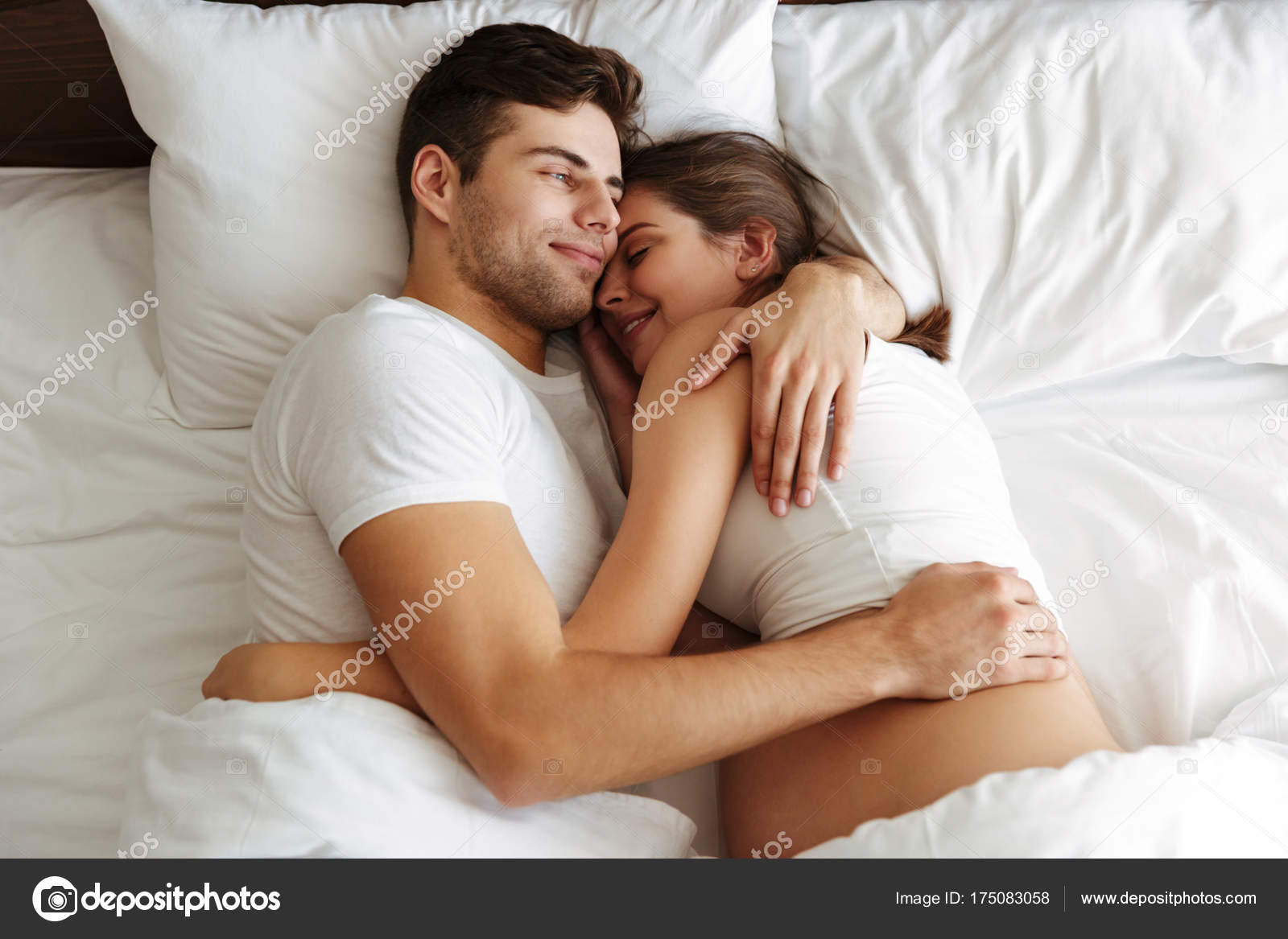 Муж с женой спят в кровати. Мужчина и женщина в постели.
