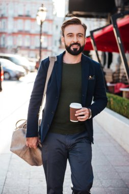 Kahve içme neşeli, çekici bir adam portresi