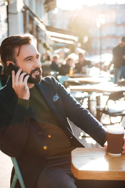 Портрет красивого бородатого мужчины, разговаривающего по мобильному телефону — стоковое фото