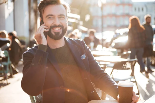 Портрет веселого бородатого мужчины, разговаривающего по мобильному телефону — стоковое фото