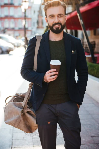 Портрет улыбающегося бородатого мужчины, пьющего кофе — стоковое фото