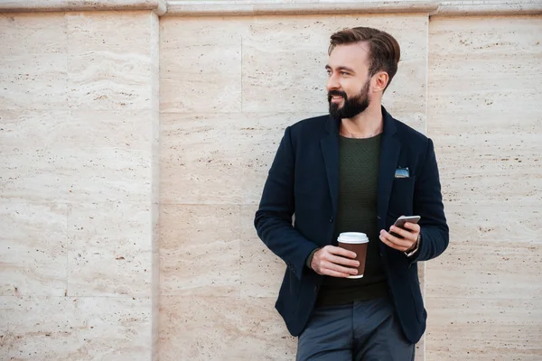 Porträtt av en stilig leende man håller kaffekopp — Stockfoto