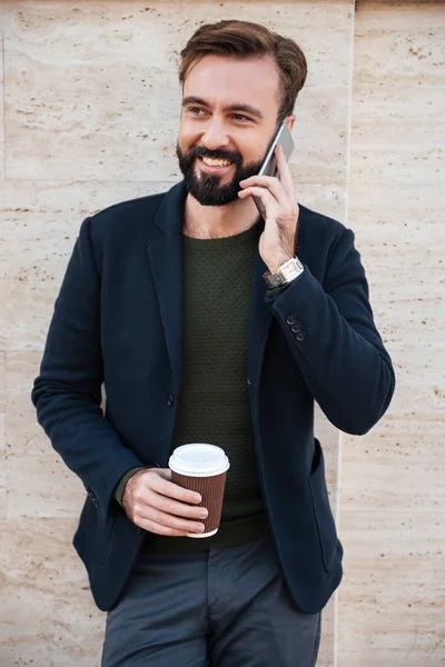 Porträtt av en glad skäggig man håller kaffekopp — Stockfoto