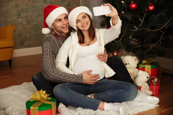 Felice bella donna incinta con il marito che celebra — Foto Stock