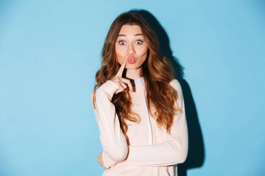 Şirin komik genç mutlu kadın izole ayakta