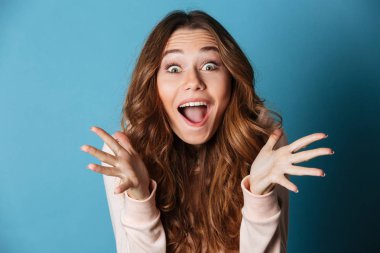 İzole duran sürpriz genç mutlu kadın