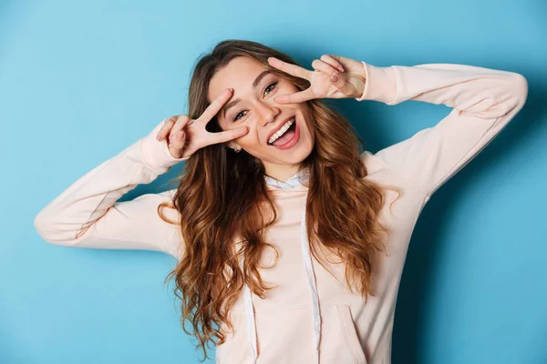 Bonito engraçado jovem alegre mulher mostrando gesto de paz . — Fotografia de Stock