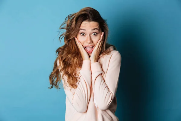 Bonito chocado jovem feliz mulher de pé isolado — Fotografia de Stock