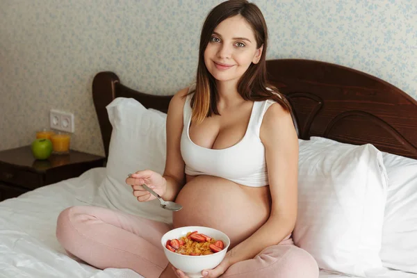 Retrato de una joven embarazada feliz — Foto de Stock