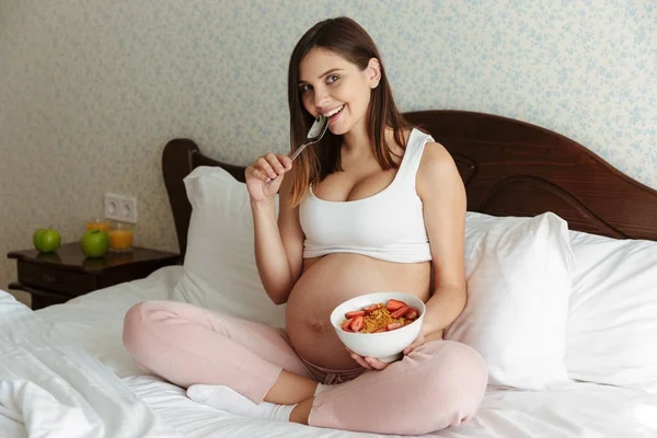 笑顔若い妊娠中の女性の肖像画 — ストック写真