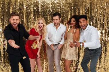 Kutlama neşeli mutiethnic arkadaş grubu