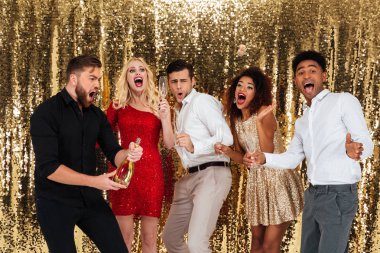 Grup heyecanlı arkadaşıyla birlikte kutluyor