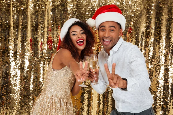 Portrait of african couple in red hats celebrating New Year — Stock Photo, Image