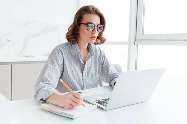 Νέοι μελαχρινή γυναίκα συγκεντρωμένη σε γυαλιά wokking με laptop — Φωτογραφία Αρχείου