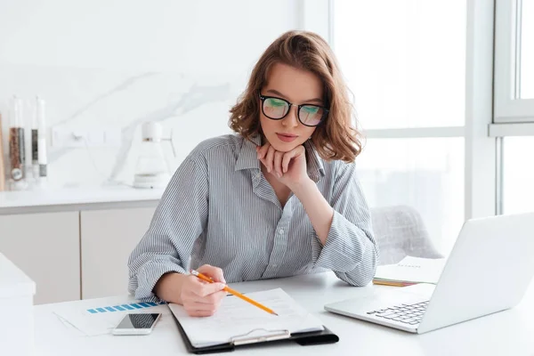 Молодая концентрированная деловая женщина в очках и полосатой рубашке Во — стоковое фото