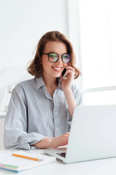 Retrato de cerca de una joven feliz con camisa a rayas hablando — Foto de Stock