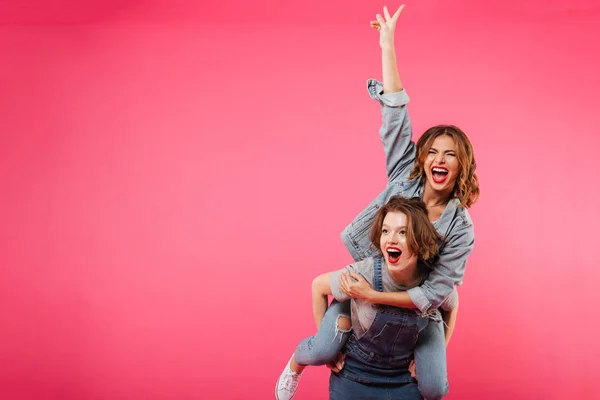 Emocionální úžasné dvě ženy bavit, samostatný — Stock fotografie