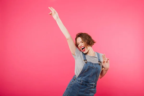 Jovem excitada isolada sobre rosa — Fotografia de Stock