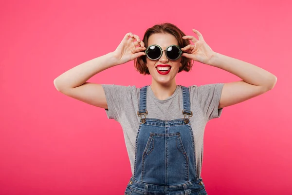 Cheerful young woman wearing sunglasses. — Stock Photo, Image